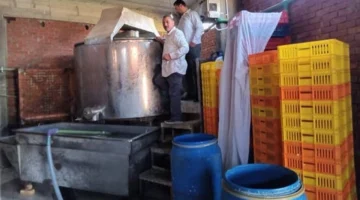 ضبط مصنع ينتج ألبانًا ملوثة تسبب نزيفًا حادًا وتهتكًا في الأمعاء